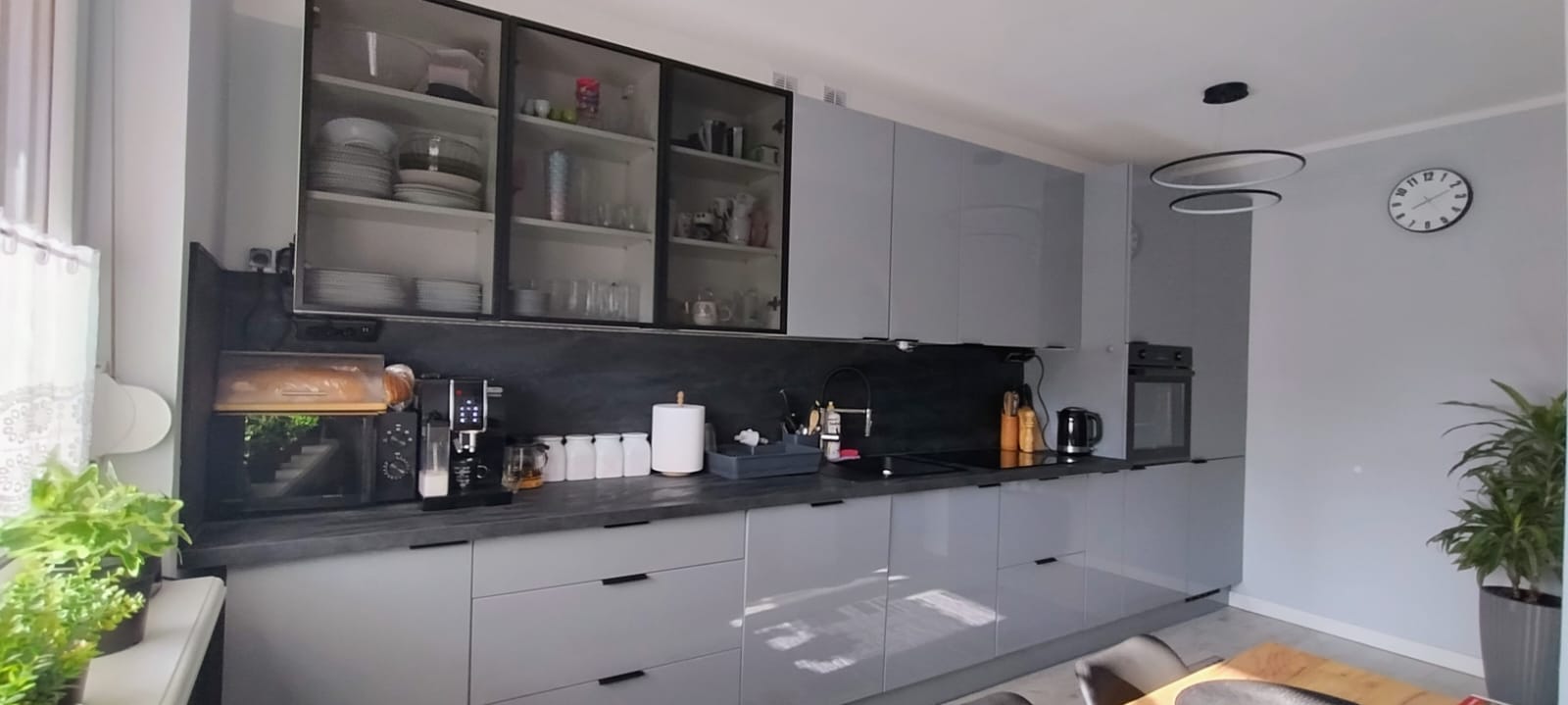 Ta sama kuchnia po montażu mebli TARGUSBUD